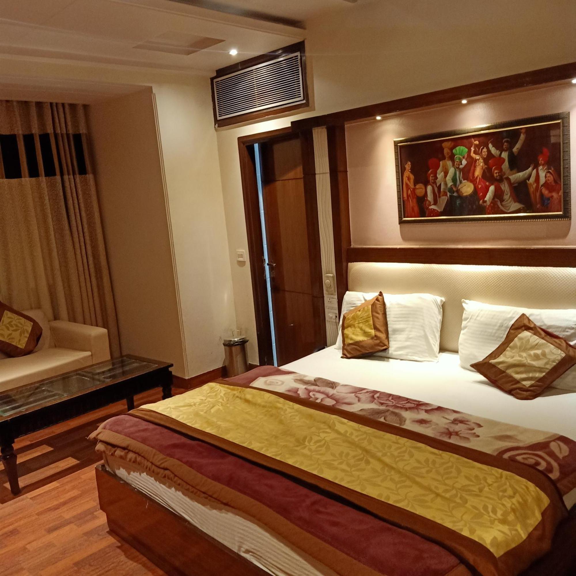 Hotel Geet Deluxe New Delhi Ngoại thất bức ảnh