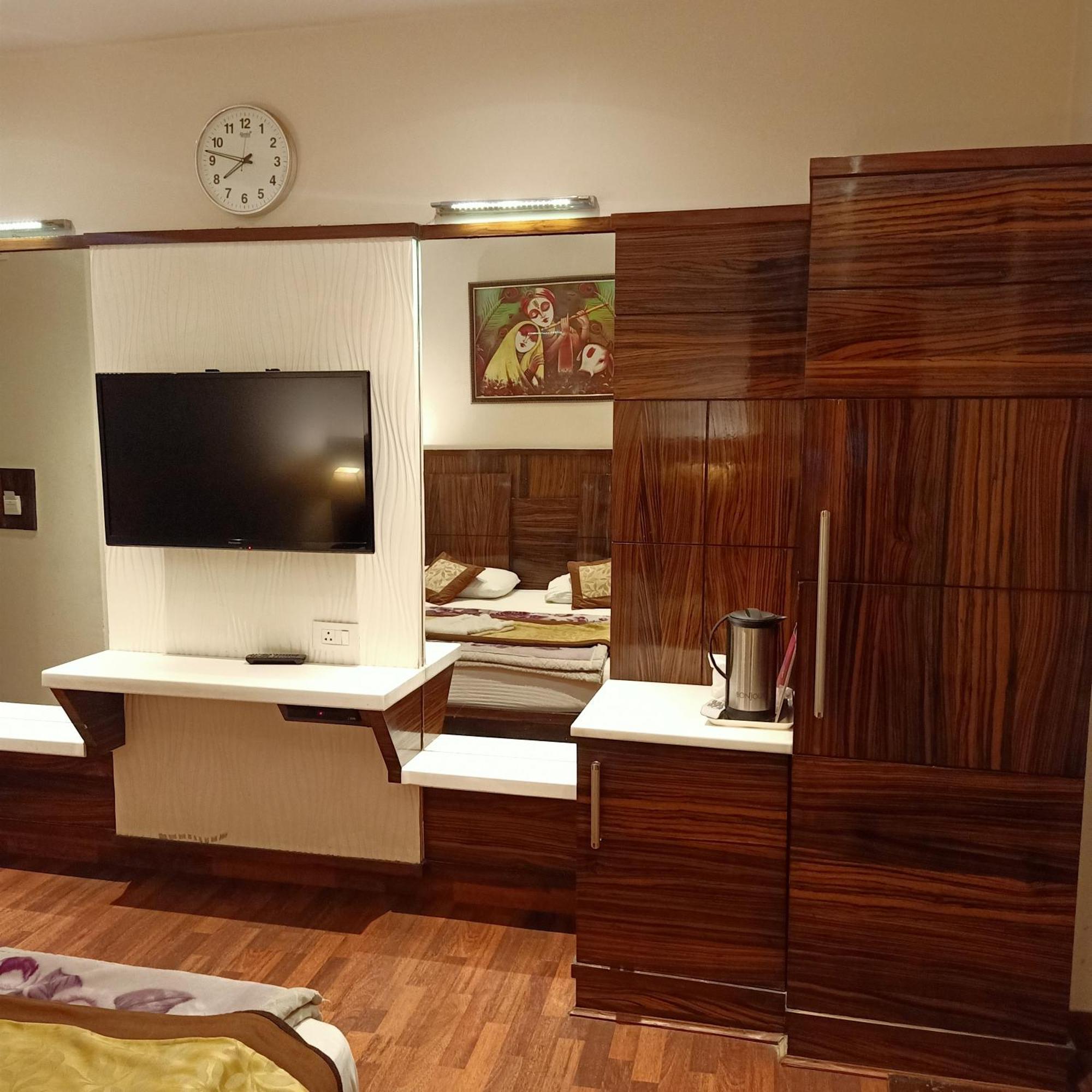 Hotel Geet Deluxe New Delhi Ngoại thất bức ảnh