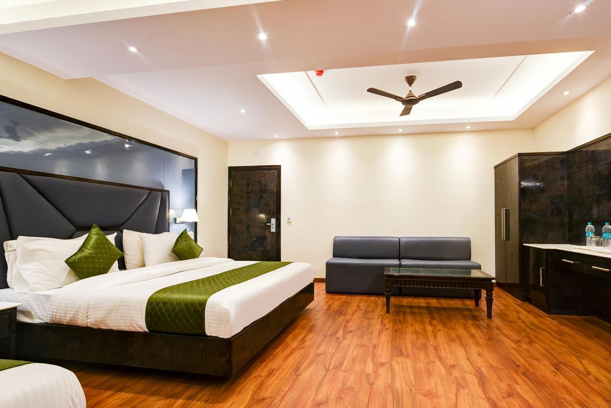 Hotel Geet Deluxe New Delhi Ngoại thất bức ảnh
