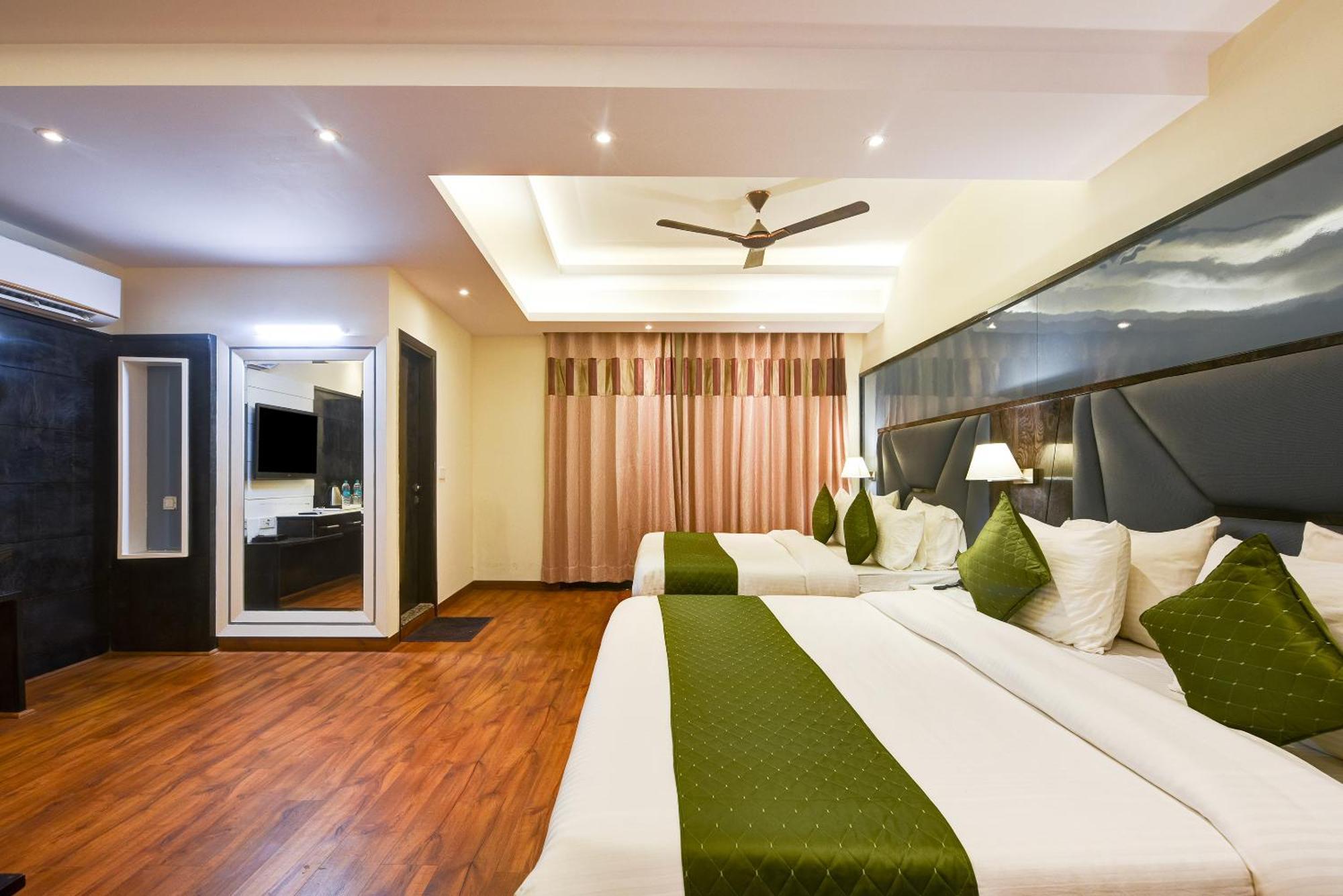 Hotel Geet Deluxe New Delhi Ngoại thất bức ảnh