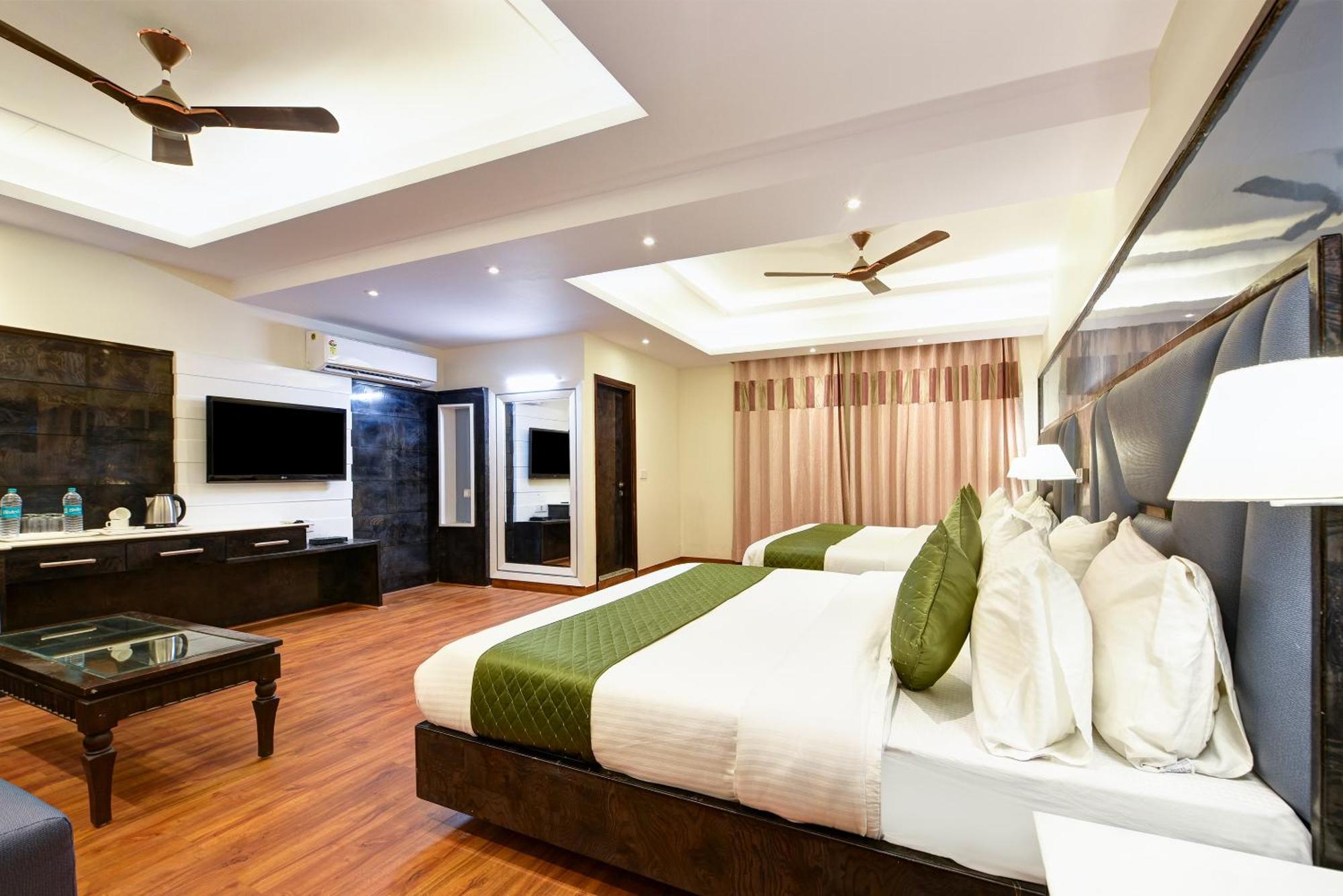 Hotel Geet Deluxe New Delhi Ngoại thất bức ảnh