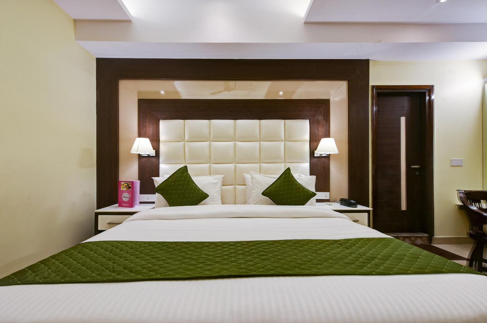 Hotel Geet Deluxe New Delhi Ngoại thất bức ảnh