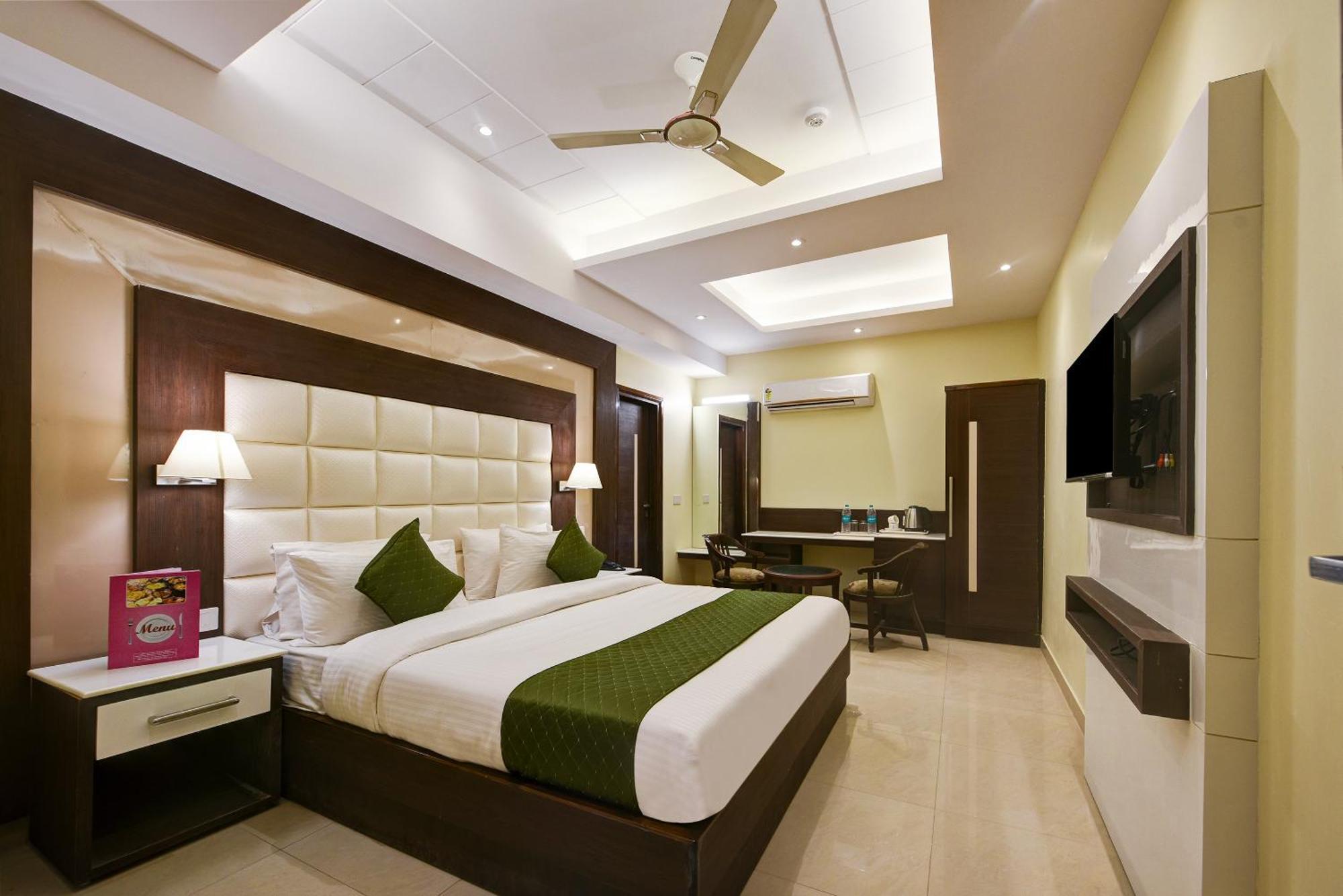 Hotel Geet Deluxe New Delhi Ngoại thất bức ảnh